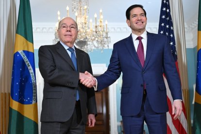 Marco Rubio estrecha la mano del ministro brasileño Mauro Vieira