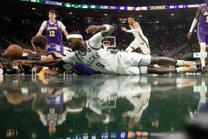 Bobby Portis, de los Milwaukee Bucks, y Luka Doncic, de Los Angeles Lakers, disputan un balón suelto durante la primera mitad de un partido de baloncesto de la NBA el sábado 15 de noviembre de 2025 en Milwaukee.