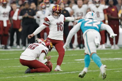 El pateador n.º 16 de los Washington Commanders, Matt Gay, lanza un gol de campo durante el partido de la NFL entre los Miami Dolphins y los Washington Commanders en el estadio Santiago Bernabéu de Madrid el 16 de noviembre de 2025.