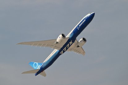 Un avión Boeing 777se prepara para despegar en un aeropuerto de Dubái