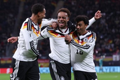 El centrocampista alemán Assan Ouedraogo celebra con sus compañeros uno de los goles ante Eslovaquia