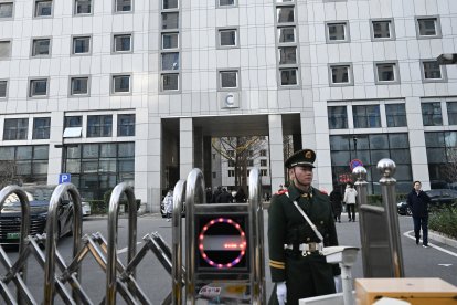 Un agente monta guardia frente a un edificio del Ministerio de Asuntos Exteriores en Pekín