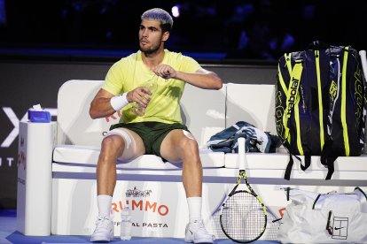 Carlos Alcaraz, con el muslo vendado durante la final del ATP World Tour Finals 2025

 (Photo by Marco Alpozzi/LaPresse/Sipa USA) *** Local Caption *** 65546621