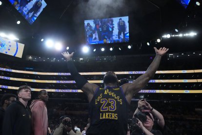 18 de noviembre de 2025; Los Ángeles, California, EE. UU.; El alero de Los Ángeles Lakers, LeBron James (23), lanza tiza en polvo al aire durante el partido contra los Utah Jazz en el Crypto.com Arena.