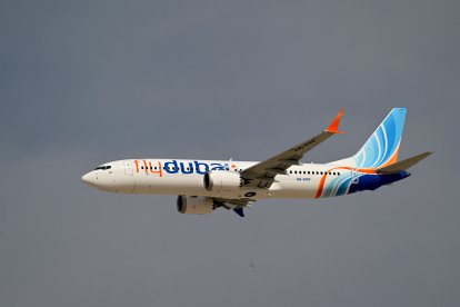 Un avión Flydubai, Boeing 737 MAX 8 hace una demostración de vuelo