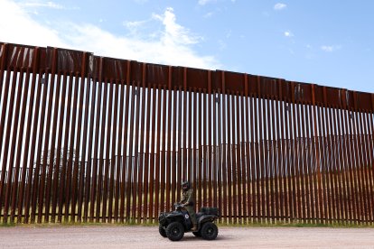 Muro fronterizo en Nogales, Arizona/ Charly Triballeau