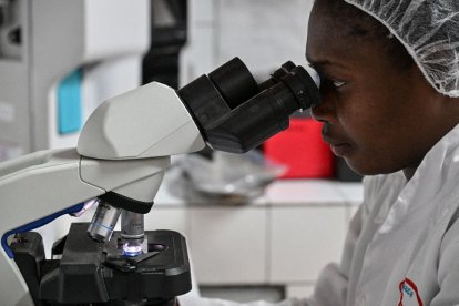 Una técnico de laboratorio