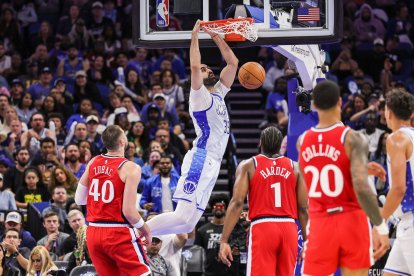 El pívot del Orlando Magic, Goga Bitadze (35), realiza un mate durante la segunda parte del partido contra los LA Clippers en el Kia Center.