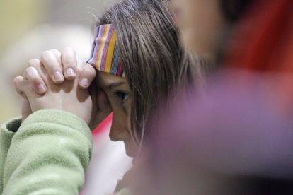 Un joven fiel polaco reza durante una misa en la iglesia polaca de San Estanislao, en el centro de Roma, el 4 de febrero de 2005. El estado de salud del papa Juan Pablo II ha mejorado y está comiendo con normalidad, según informó el portavoz del Vaticano, Joaquín Navarro-Valls, en una rueda de prensa celebrada el viernes en el Vaticano. «El estado de salud del papa ha mejorado y está comiendo con normalidad», afirmó el portavoz.