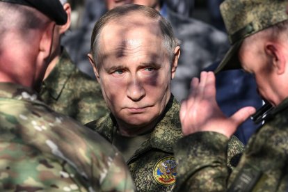 El presidente de Rusia, Vladimir Putin, inspecciona armamento, equipo militar y material militar especial en el campo de entrenamiento militar de Mulino