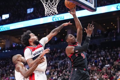 RJ Barrett (Raptors), anotando frente a los Wizards en la NBA Cup 2025