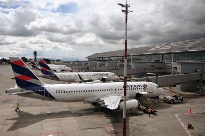 Aviones de la aerolínea LATAM en la pista del Aeropuerto Internacional El Dorado de Bogotá el 19 de mayo de 2025