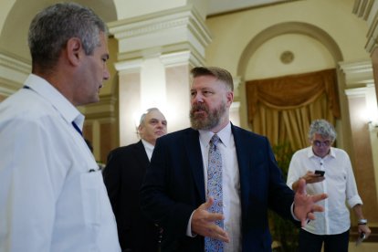 El representante estadounidense por el primer distrito congresional de Arkansas, Rick Crawford (C), habla con un funcionario cubano durante la inauguración de la Conferencia de la Coalición Agrícola Cuba-Estados Unidos en el Hotel Nacional de La Habana, el 8 de noviembre de 2018.