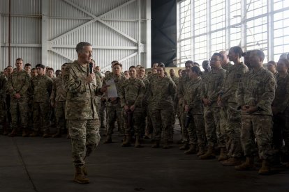 El presidente del Estado Mayor Conjunto, general Dan Caine, se dirige a los aviadores del 346.º Ala Expedicionaria Aérea durante una reunión general en el aeródromo José Aponte, Puerto Rico, el 24 de noviembre de 2025. El general Caine agradeció a los aviadores su servicio y dedicación antes de la temporada navideña.