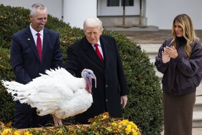 El presidente Donald Trump junto a su esposa, Melania Trump, y el pavo Gobble.