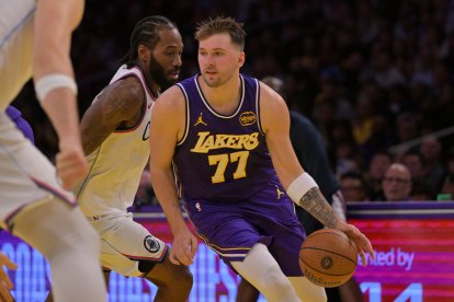 Luka Doncic se zafa de Kawhi Leonard durante el juego entre los Lakers y los Clippers