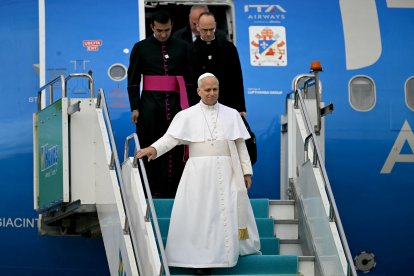 El papa León XIV desembarca de su avión tras su llegada al Aeropuerto Internacional Esenboga, en Ankara, el 27 de noviembre de 2025. El papa León XIV llegó a Turquía en el primer viaje al extranjero de su papado, que también le llevará al Líbano.