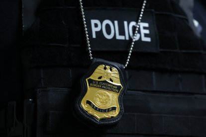 Chapa policial de un agente de Inmigración