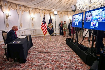 El presidente Donald Trump se reúne en conferencia con los soldados en servicio en el Caribe