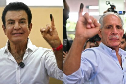 En esta combinación de imágenes de archivo creada el 1 de diciembre de 2025, el candidato presidencial hondureño Salvador Nasralla (izquierda), del Partido Liberal de la oposición, muestra su dedo manchado de tinta después de votar en un colegio electoral durante las elecciones generales en Tegucigalpa, el 30 de noviembre de 2025, y el candidato presidencial hondureño del Partido Nacional, Nasry Asfura, muestra su dedo manchado de tinta después de votar en Tegucigalpa el 30 de noviembre de 2025.