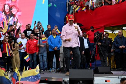 Nicolás Maduro baila durante un mitin en Caracas el 1 de diciembre de 2025