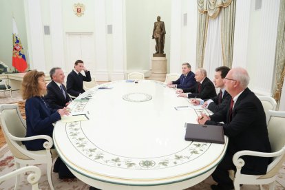 En esta fotografía compartida por la agencia estatal rusa Sputnik, el presidente de Rusia, se puede ver la reunión entre el presidente ruso Vladimir Putin, acompañado por el enviado económico del Kremlin, Kirill Dmitriev, y el asesor del Kremlin, Yuri Ushakov, con el enviado especial de Estados Unidos, Steve Witkoff, y el yerno del presidente estadounidense, Donald Trump, Jared Kushner, en el Kremlin en Moscú el 2 de diciembre de 2025.