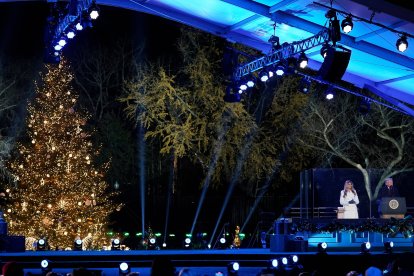 El presidente Donald Trump, junto a la primera dama Melania Trump, habla tras encender el Árbol Nacional de Navidad en la Elipse, el jueves 4 de diciembre de 2025, cerca de la Casa Blanca en Washington.