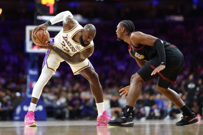 El alero de Los Angeles Lakers, Lebron James (23), controla el balón frente al base de los Philadelphia 76ers, Tyrese Maxey, durante el primer cuarto en el Xfinity Mobile Arena.