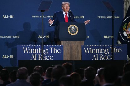 El presidente de los Estados Unidos, Donald Trump, pronuncia un discurso en la cumbre sobre inteligencia artificial «Winning the AI Race» (Ganar la carrera de la IA), celebrada en el auditorio Andrew W. Mellon de Washington D. C. el 23 de julio de 2025.