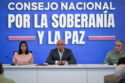 Venezuela's Vice President Delcy Rodriguez (L), Venezuela's National Assembly President Jorge Rodriguez (C) and deputy Luis Eduardo Martinez attend a meeting with accredited diplomatic representatives in Caracas on September 29, 2025. Venezuelan President Nicolas Maduro is ready to declare a state of emergency over the threat of US "aggression" following a spate of deadly US strikes on suspected Venezuelan drug boats, Vice President Delcy Rodriguez said on Monday. (Photo by Juan BARRETO / AFP)