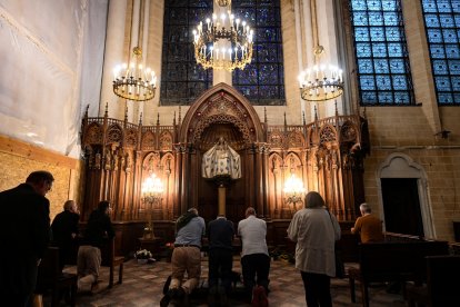 Esta fotografía muestra la Capilla de Nuestra Señora del Pilar y su estatua de nogal policromada de la Virgen María