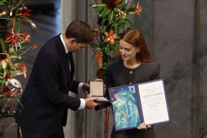 Ana Corina Sosa (D), la hija de la líder venezolana Maria Corina Machado, recibe el Premio Nobel de su madre