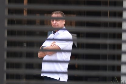 El expresidente de Brasil, Jair Bolsonaro, se encuentra a la entrada de su domicilio, donde permanece bajo arresto domiciliario, en Brasilia, Brasil, el martes 2 de septiembre de 2025.