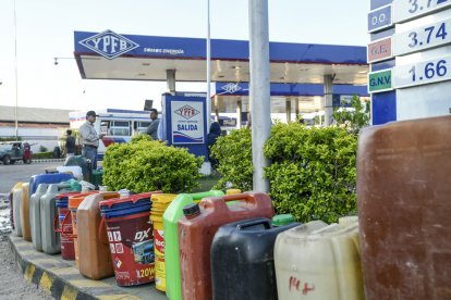 (Archivo) Filas para el combustible en Bolivia