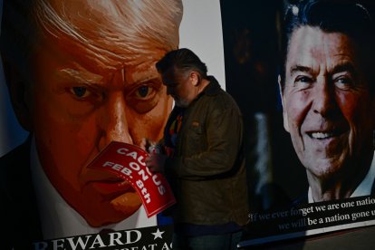 Un votante entre Donald Trump y Ronald Reagan/ Patrick T. Fallon
