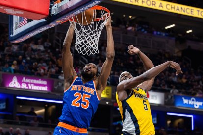 El escolta/alero de los New York Knicks, Mikal Bridges (25), lanza el balón mientras el alero de los Indiana Pacers, Jarace Walker (5), defiende en la segunda mitad en el Gainbridge Fieldhouse.