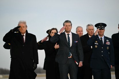 Donald Trump, Pete Hegseth y Dan Caine saludan en la ceremonia por el regreso de los restos de los estadounidenses abatidos