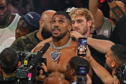 Logan Paul coloca una medalla a Anthony Joshua