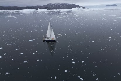 Un velero en la región del Alto Ártico, en la costa oeste de Groenlandia.