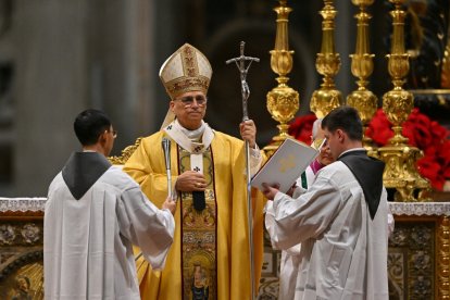 El Papa León XIV (C) oficia la misa de Nochebuena en la Basílica de San Pedro del Vaticano