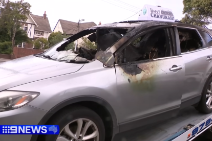 Captura de pantalla de una grabación del auto de un rabino incendiado en Melbourne