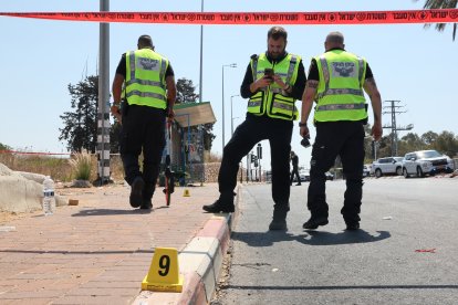La policía israelí acordonó el lugar donde se produjo un presunto atropello con vehículo en la ciudad de Kfar Yona, en el centro de Israel, el 24 de julio de 2025. Ocho personas fueron trasladadas al hospital después de que un coche se estrellara contra una parada de autobús en el centro de Israel el 24 de julio, en lo que se sospecha que fue un ataque con coche, según informaron los servicios de emergencia. El coche fue abandonado y posteriormente recuperado, y se está buscando al conductor con helicópteros, motos y una unidad canina especializada, añadió la policía.