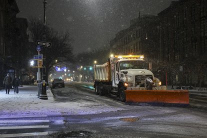 Quitanieves retiran la nieve el 26 de diciembre de 2025 en Nueva York.
Nueva York, la ciudad más grande de Estados Unidos, se preparaba para recibir hasta 25 centímetros de nieve durante la noche, la mayor cantidad en cuatro años.