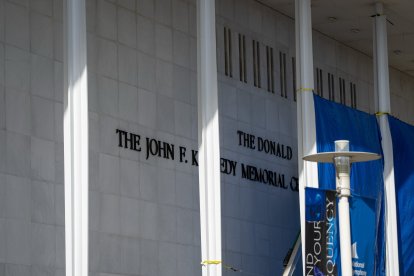 Equipos de trabajo añaden el nombre "Donald J. Trump" al Kennedy Center for the Performing Arts en Washington, D.C., el 19 de diciembre de 2025.