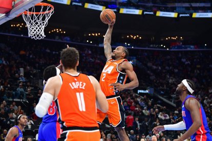 El alero de Los Angeles Clippers Kawhi Leonard (2) encesta una canasta contra los Detroit Pistons durante la primera mitad en el Intuit Dome.