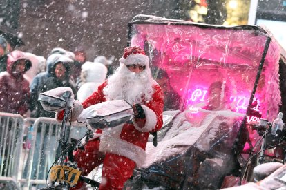Personas bajo una tormenta invernal en Nueva York (Archivo)