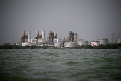 Una planta refinadora de petróleo de la estatal Petróleos de Venezuela (PDVSA) en Maracaibo, estado Zulia