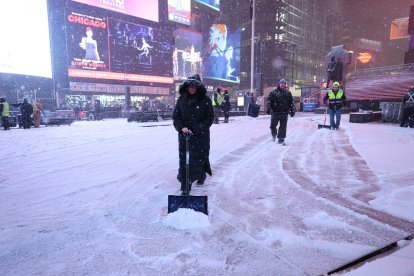 Trabajadores limpian la nieve en las calles de Nueva York
