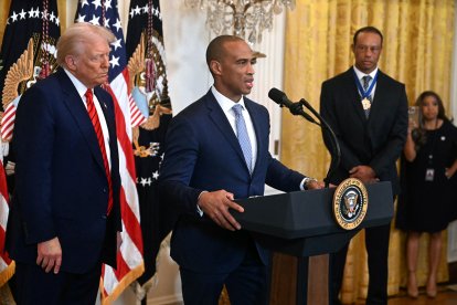 Scott Turner junto a Donald Trump/ Jim Watson