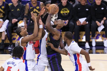 LeBron James, número 23 de Los Angeles Lakers, intenta encestar por encima de Ausar Thompson, número 9 de Detroit Pistons, durante el partido de la temporada regular de la NBA celebrado el martes 30 de diciembre de 2025 en el Crypto.com Arena de Los Ángeles, California. LeBron James, número 23, celebra hoy su 41.º cumpleaños.